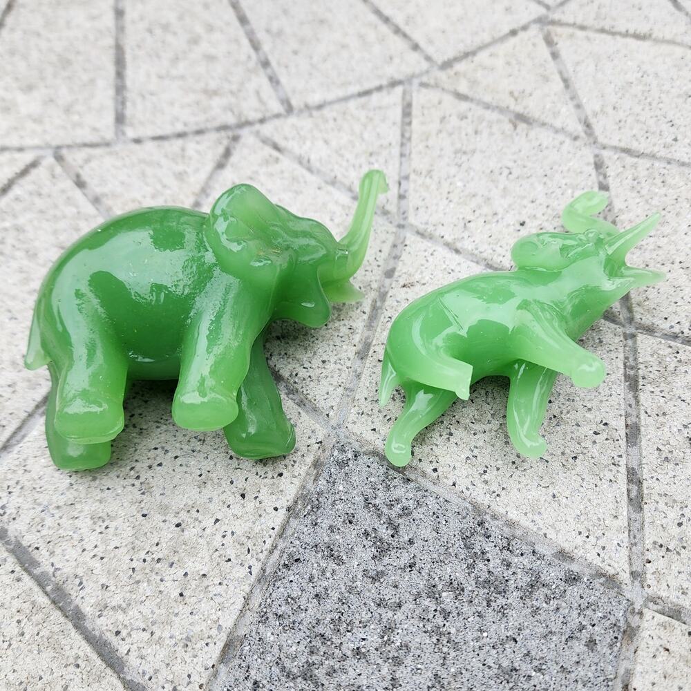Vintage Green Polished Glass Elephant & Bear Figurine Bundle Lot - Picture 8 of 11